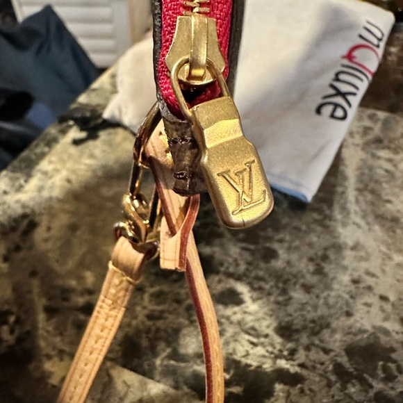 Louis Vuitton neverfull mm pouch - Picture 2 of 3